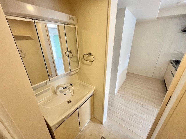 洗面設備　独立洗面台、朝の身支度には欠かせません※類似物件写真、現況優