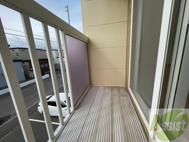 バルコニー　バルコニーは幅があり、広い印象を受けました。