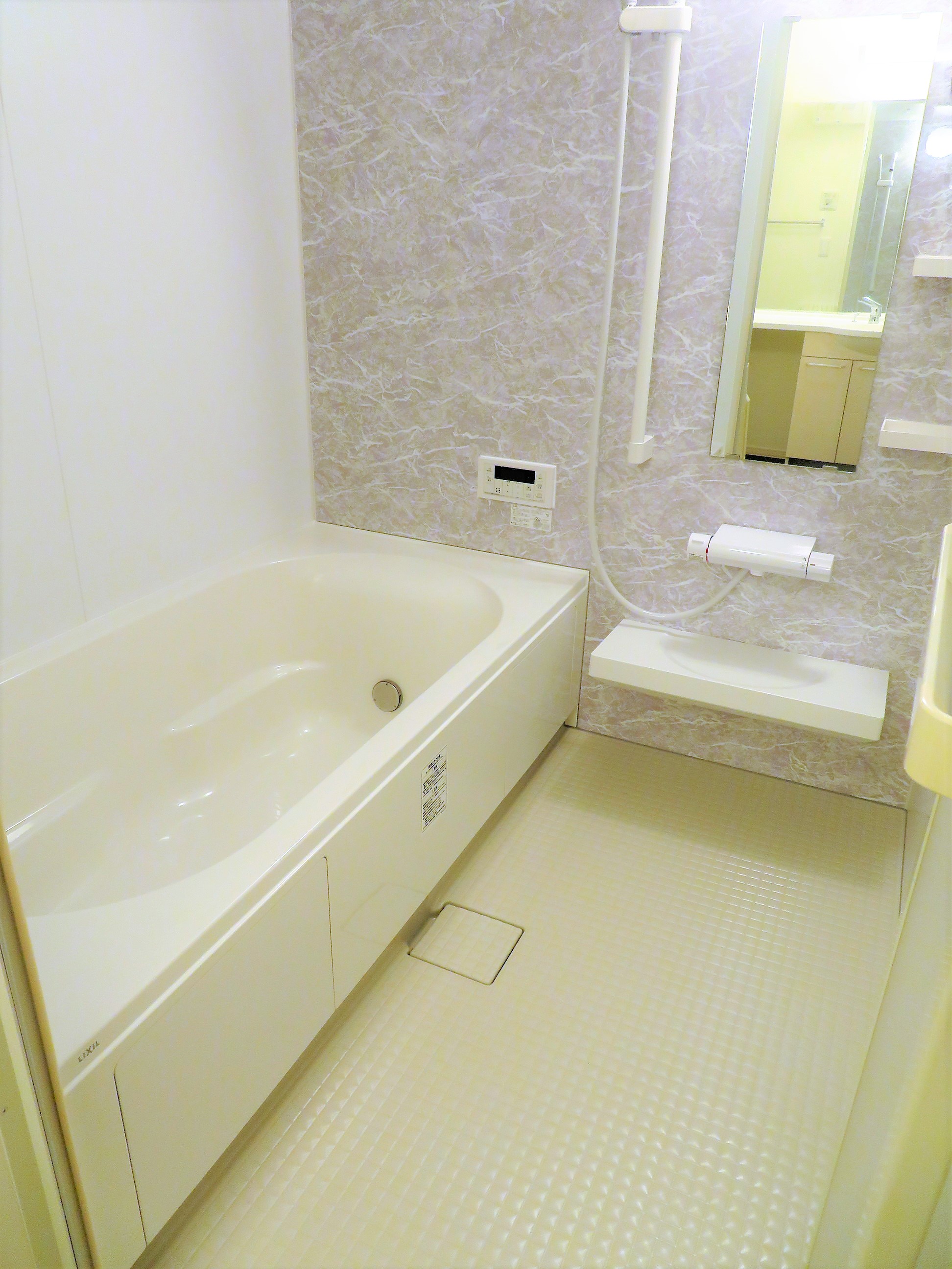 バス・シャワールーム　一坪風呂です！追い炊き機能付きで経済的です！