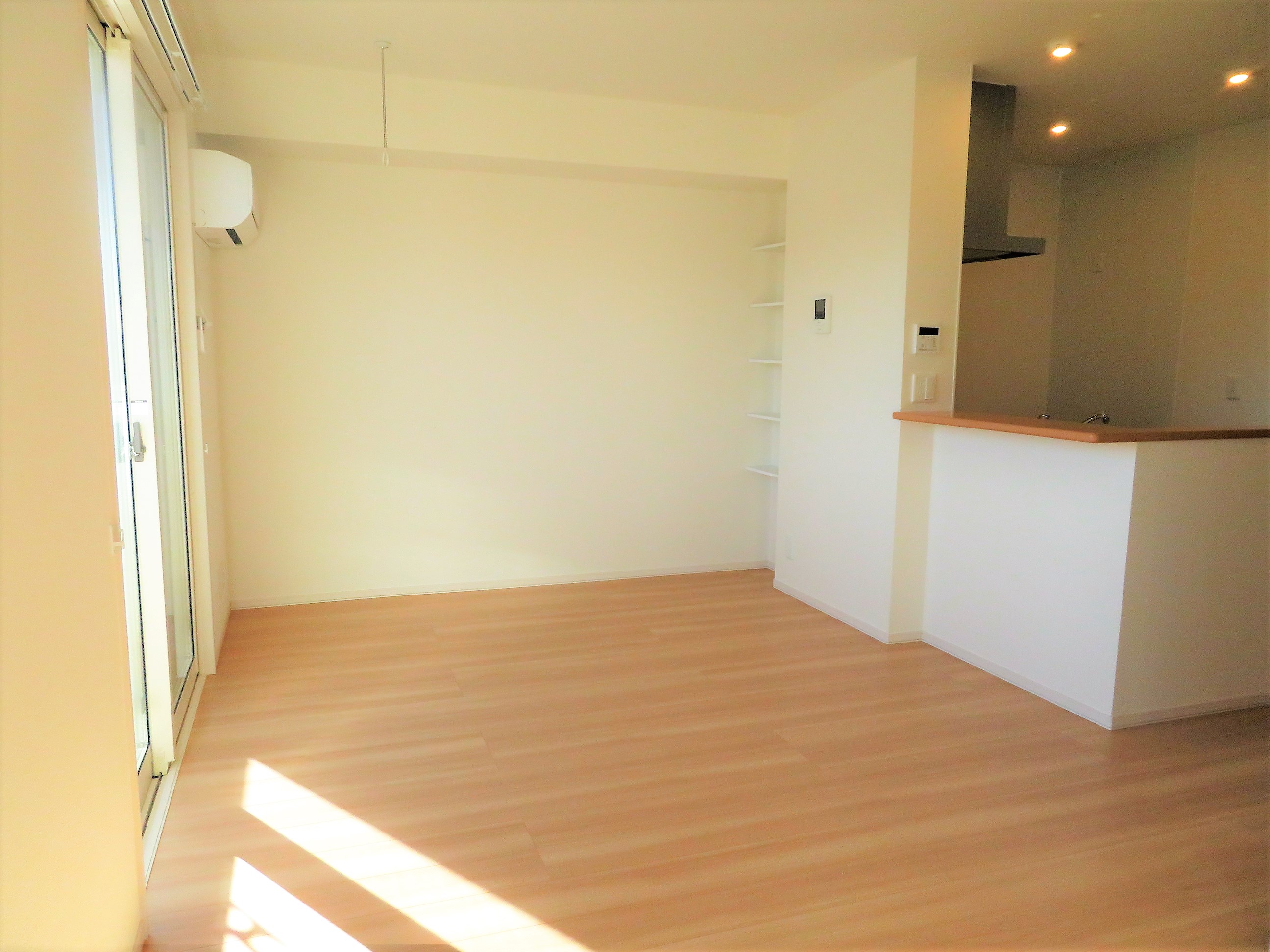 居室・リビング　約11帖の南面リビングです！日当たり良好です！