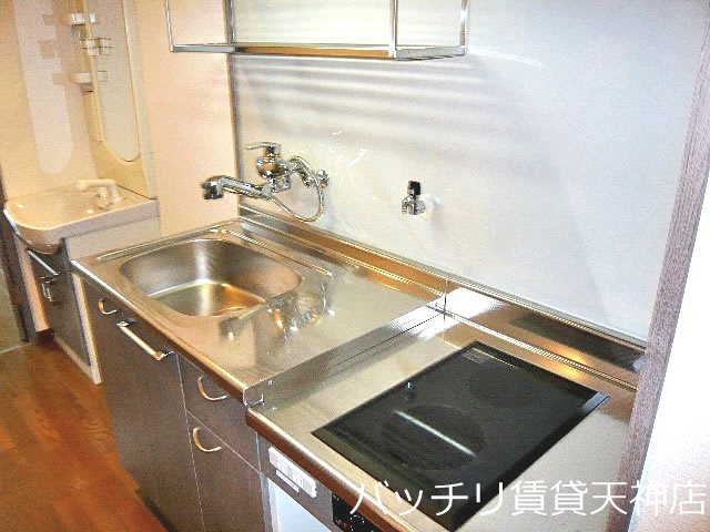 キッチン　別号室写真の為現況を優先致します。