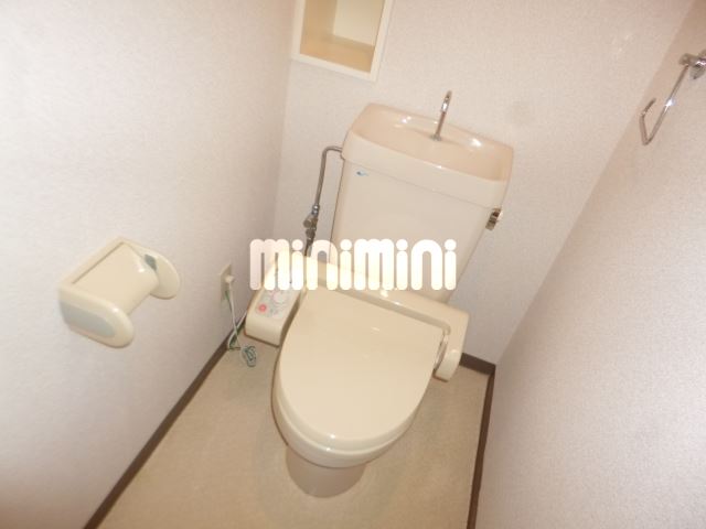 トイレ　温水洗浄機能付きのトイレです。