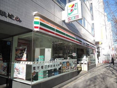 コンビニ　セブンイレブン日本橋小伝馬町店（コンビニ）まで77m
