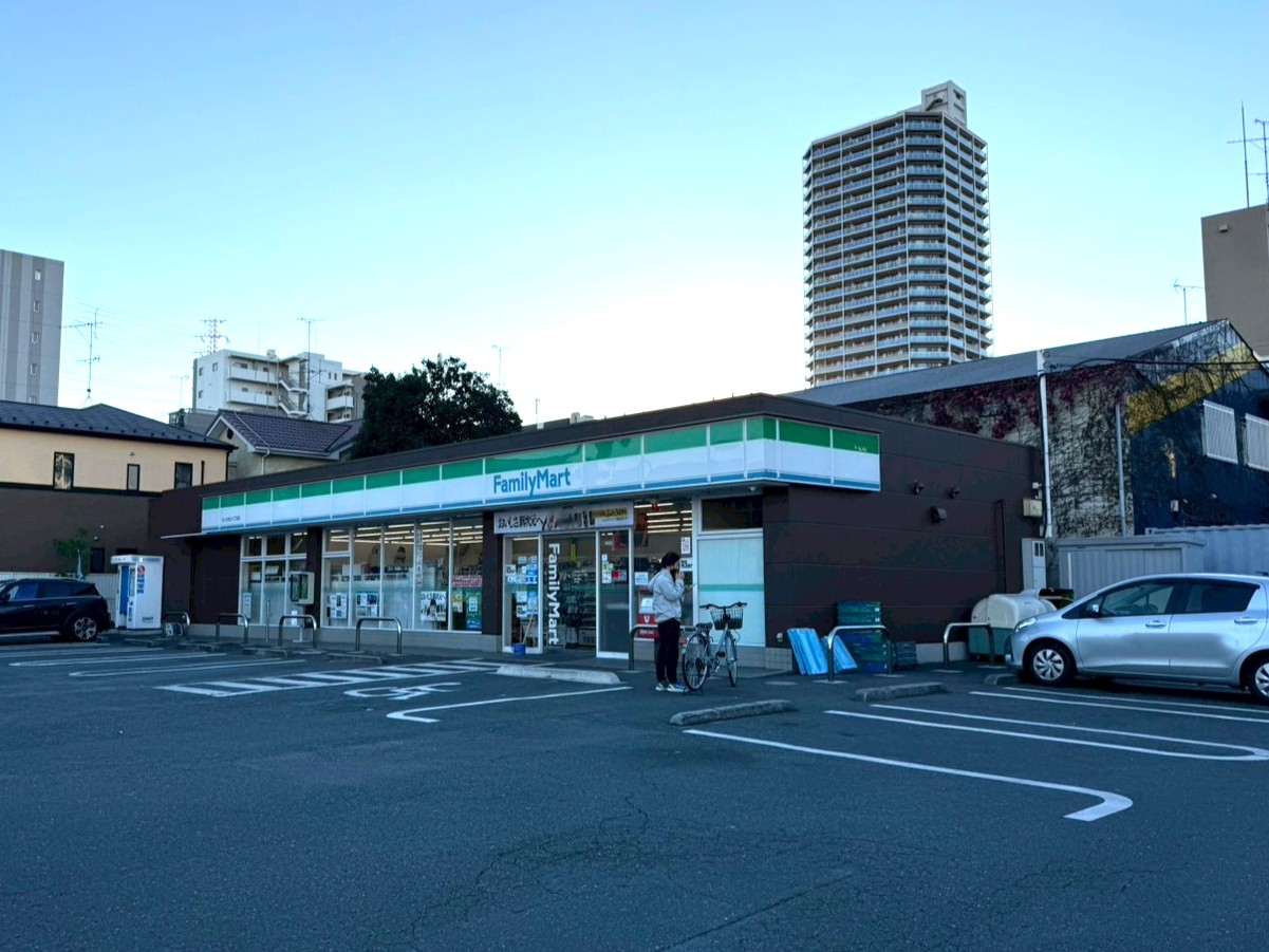 コンビニ　ファミリーマートさいたま辻八丁目店（コンビニ）まで136m