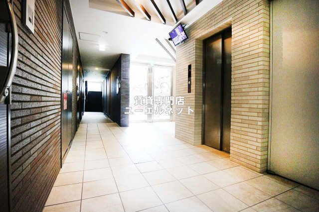 エントランス　毎日通る場所だからこそ、洗練された空間に