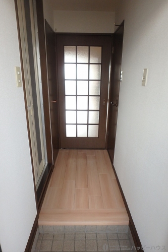 玄関　入居中のため他部屋参考写真です