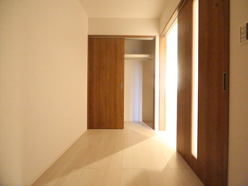 その他　洋室3.3帖　クローゼット付（収納充実してます）　同仕様写真