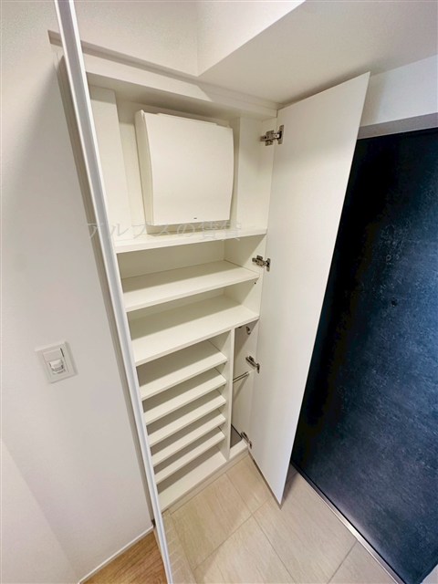 収納　広角レンズで撮影の為、実際の見え方と異なります。