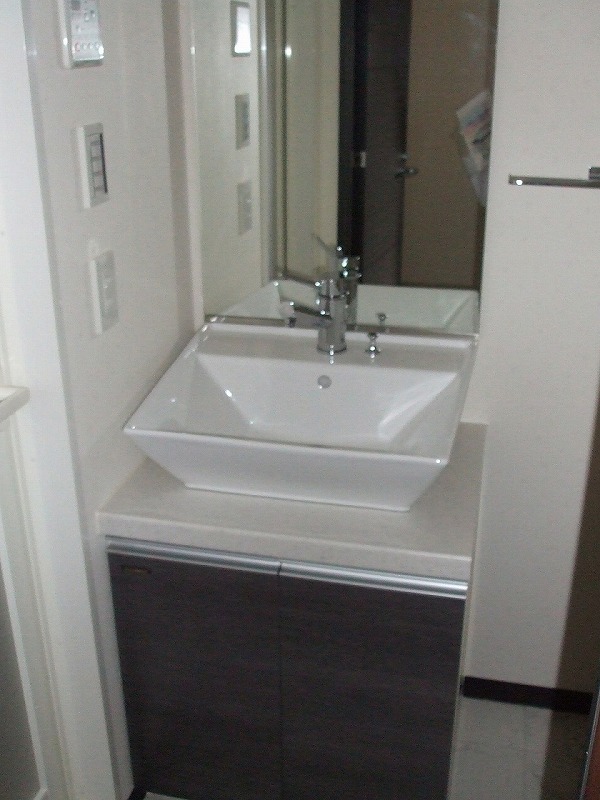 洗面設備　「あると便利な独立洗面台です」