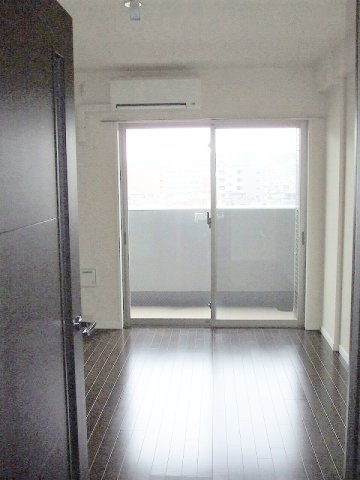 居室・リビング　「明るい色の床材を使用したお部屋です」