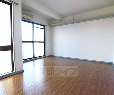 居室・リビング　部屋広々です。