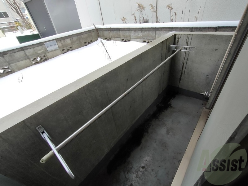 バルコニー　バルコニーです。洗濯物を干すもよし、一息つくもよしですね。