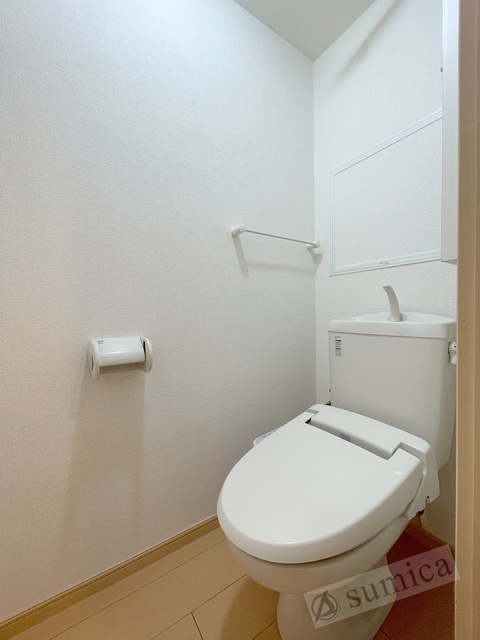 トイレ　人気アイテムの温水洗浄便座。清潔感のあるトイレです。