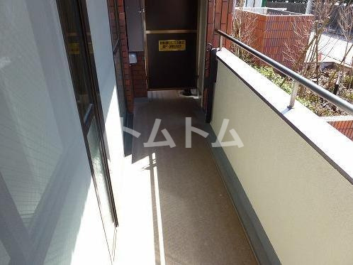 バルコニー　日当たりが良いので洗濯物も良く乾きますね