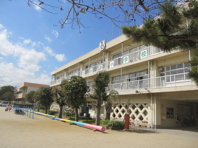 小学校　谷津小学校（小学校）まで1038m