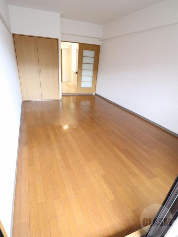 居室・リビング　８帖の洋室です