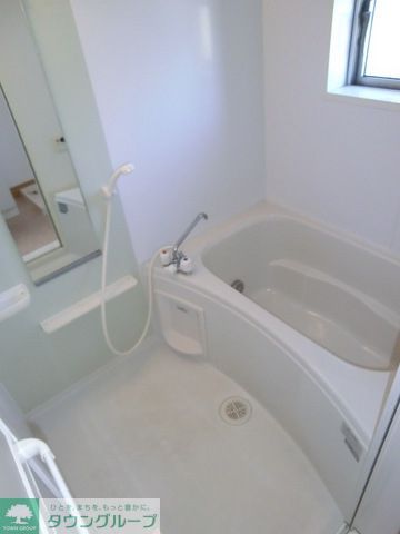 バス・シャワールーム　窓付きの明るいお風呂