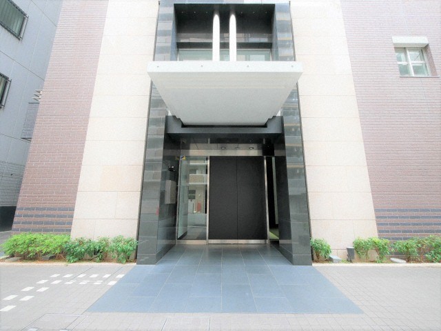 エントランス　落ち着いたエントランスです