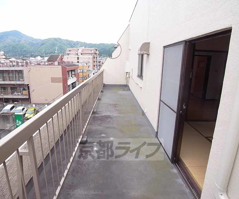 バルコニー　大きな広いバルコニです