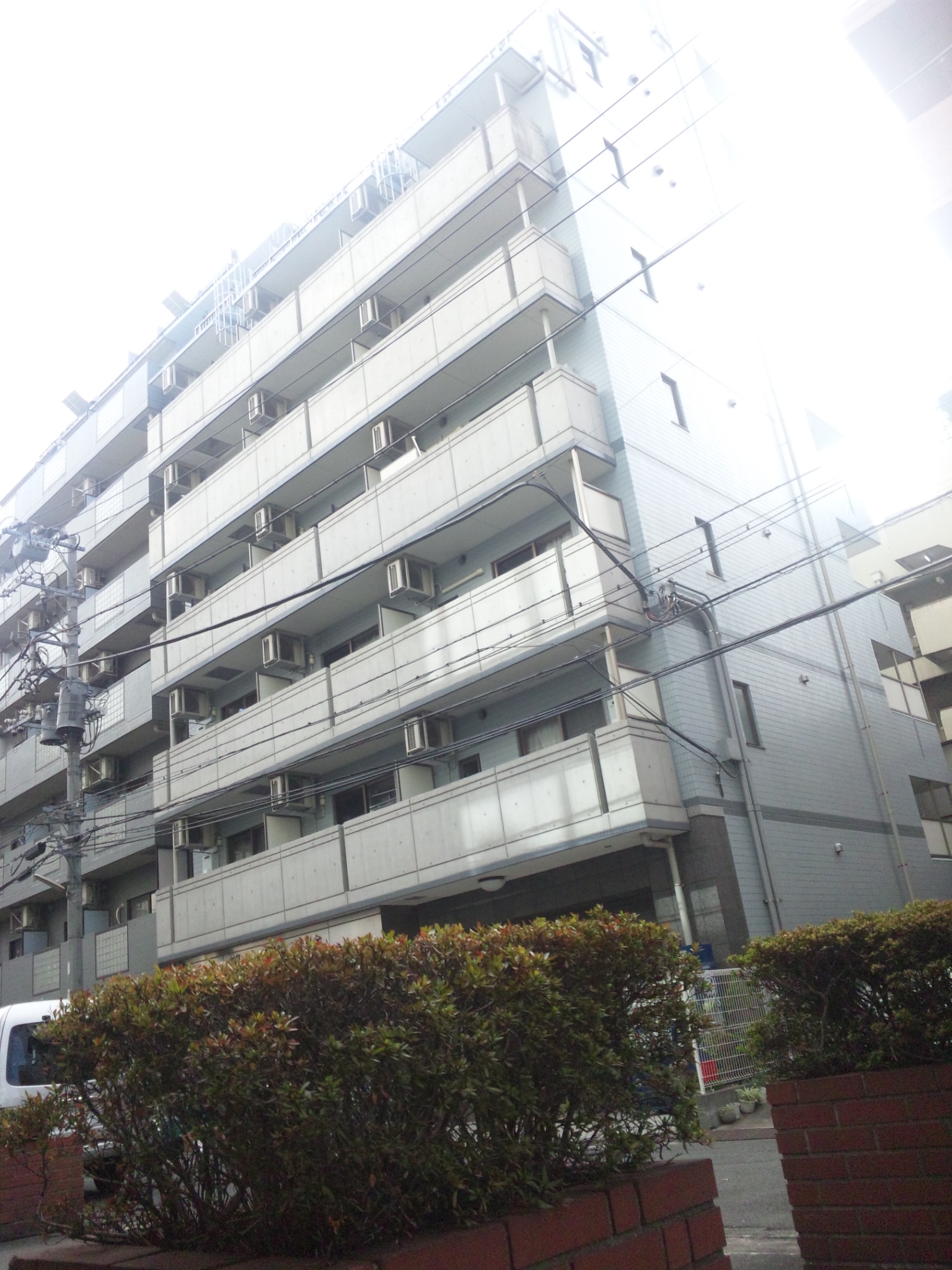 建物外観　コンクリートとタイル貼りのお洒落な外観