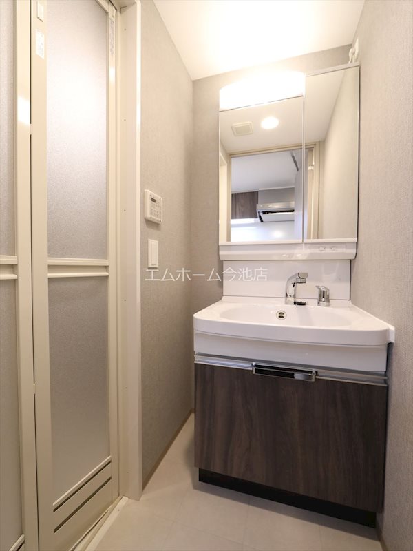 洗面設備　脱衣所　独立洗面台（シャンプードレッサー付）