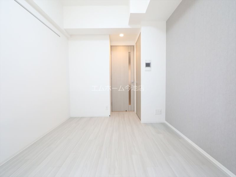 居室・リビング　洋室6.0帖　エアコン付　南向きバ