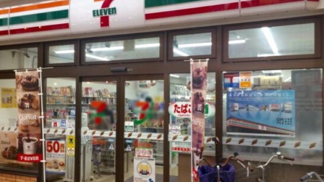 コンビニ　セブンイレブン大阪南船場2丁目店（コンビニ）まで1m
