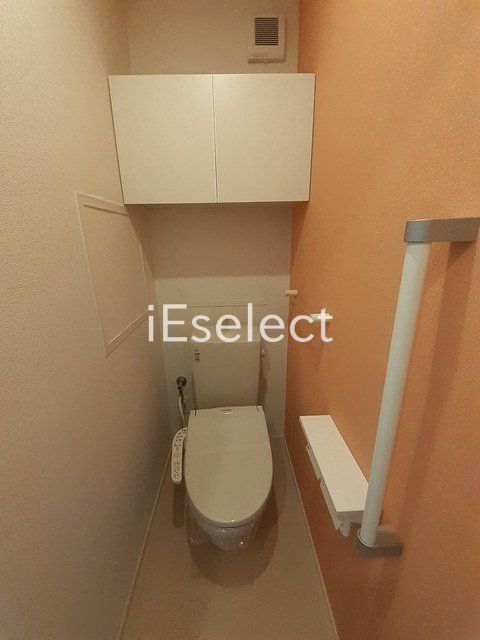 トイレ　温水洗浄便座付きのトイレです?