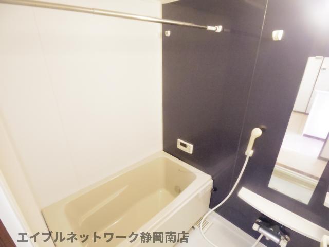 バス・シャワールーム　落ち着いた空間のお風呂です