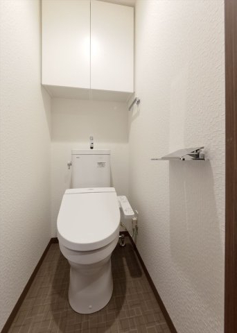 トイレ　落ち着いた色調のトイレです