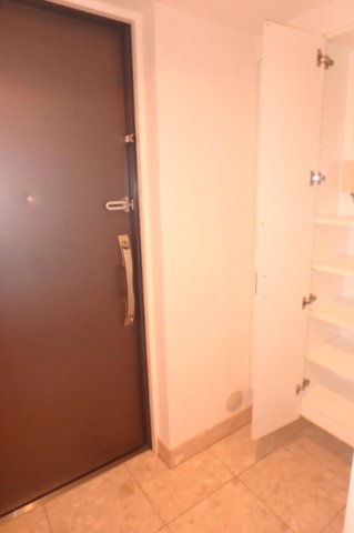 玄関　※別部屋の参考写真です。
