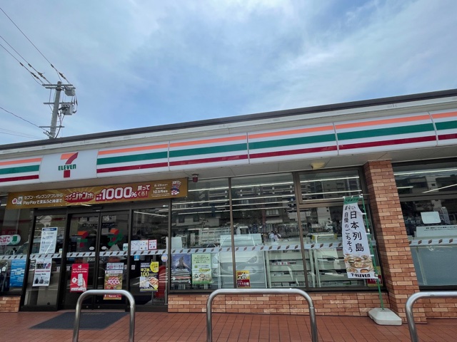 コンビニ　セブンーイレブン博多席田小学校前店（コンビニ）まで195m
