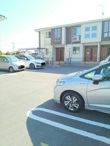 駐車場　駐車場があるので、車を買う予定の方も安心です