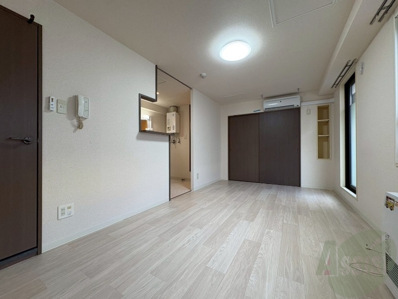 その他部屋・スペース　木目のフローリングは落ち着きのある印象のお部屋になりますね。