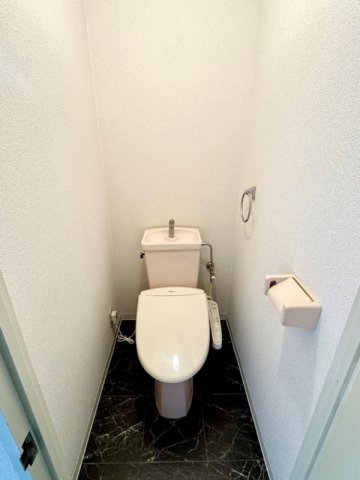 トイレ　温水洗浄便座付き