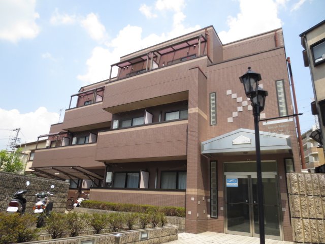建物外観　長岡天神駅徒歩8分の立地。オートロック完備の3階建外観