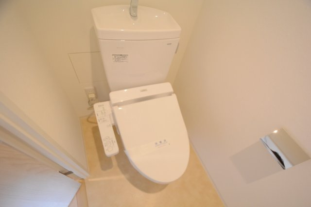 トイレ　温水洗浄便座付きのトイレです♪