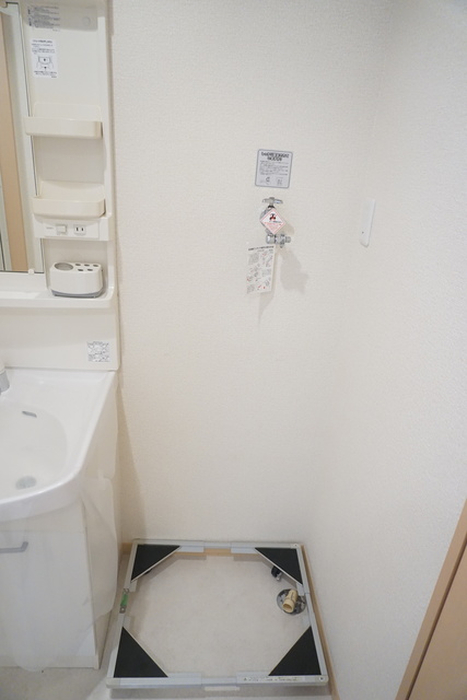 その他　洗濯機置き場は室内にあるので雨に濡れる心配はありません。