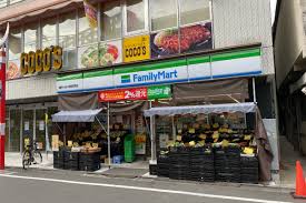 コンビニ　ファミリーマート祖師ヶ谷大蔵駅西店（コンビニ）まで211m
