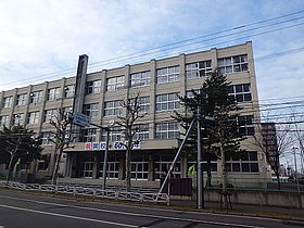 中学校　札幌市立八条中学校（中学校）まで450m