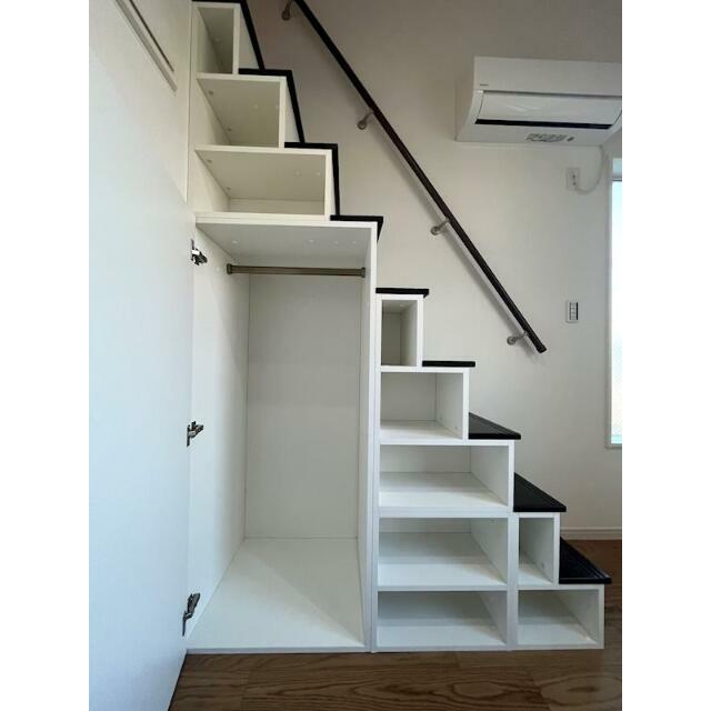 収納　ロフトへは階段で楽々上り下り♪側面はオシャレな収納になってい