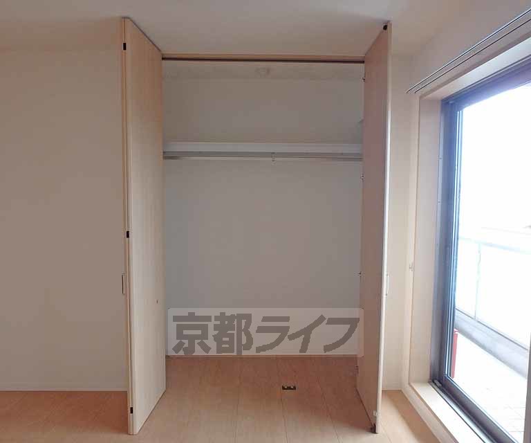 収納　２連ハンガーポール付きの奥行きあるクローゼットです。