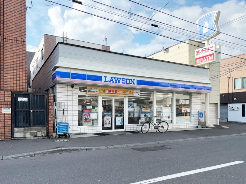 コンビニ　ローソン札幌南7条西店（コンビニ）まで242m