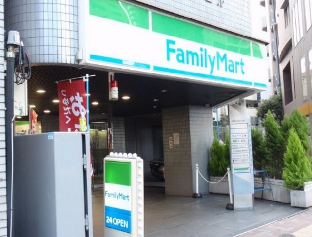 コンビニ　ファミリーマートサンズ西新宿店（コンビニ）まで585m