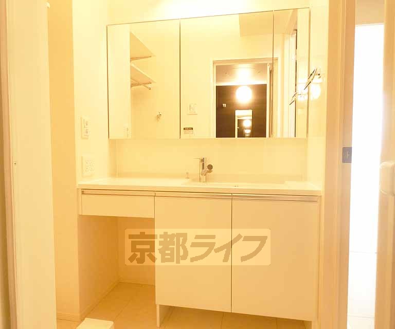 洗面設備　広い洗面台です。