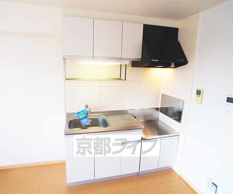 キッチン　２０１号室写真です　１ＬＤＫに改装されたお部屋です