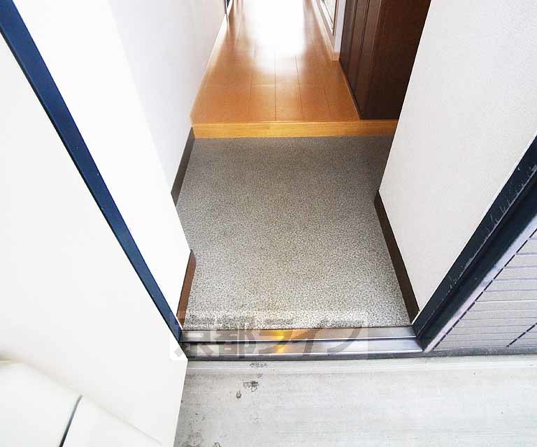 玄関　２０１号室写真です　１ＬＤＫに改装されたお部屋です
