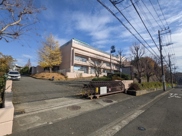 中学校　横浜市立中川西中学校（中学校）まで886m