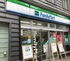 コンビニ　ファミリーマート目白駅西店（コンビニ）まで220m