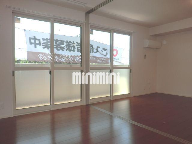 居室・リビング　引戸も収まり、開放的なお部屋ですね。